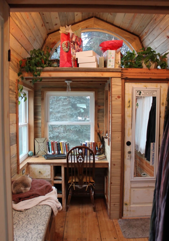 Tingkap meja-tingkap kayu di teres sebuah rumah negara