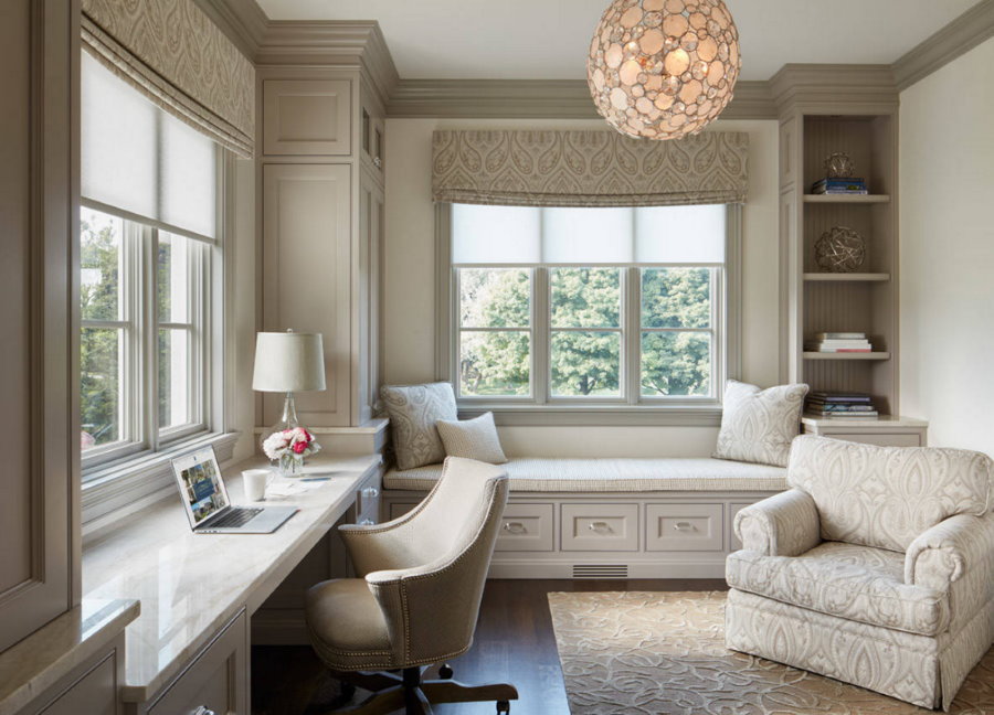 Bilik gaya klasik yang terang dengan dua tingkap