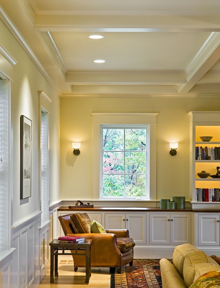 Countertop gelap di ruang tamu dengan perabot putih