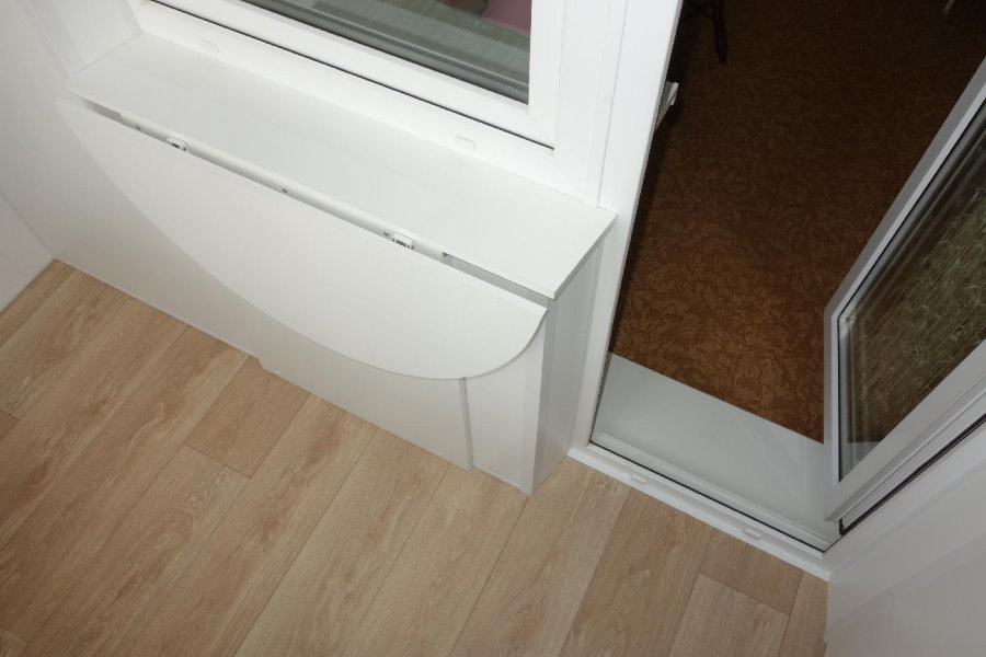 Meja lipat kecil di tingkap dengan blok balkoni