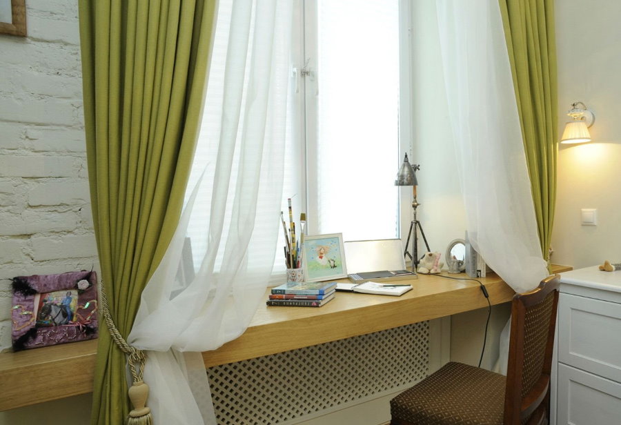 Meja bukannya ambang tingkap di bilik tidur