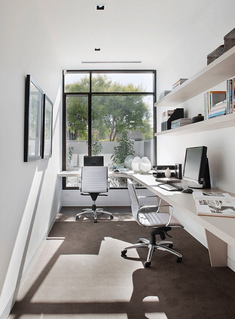 Meja di hadapan sebuah tingkap di sebuah rumah negara