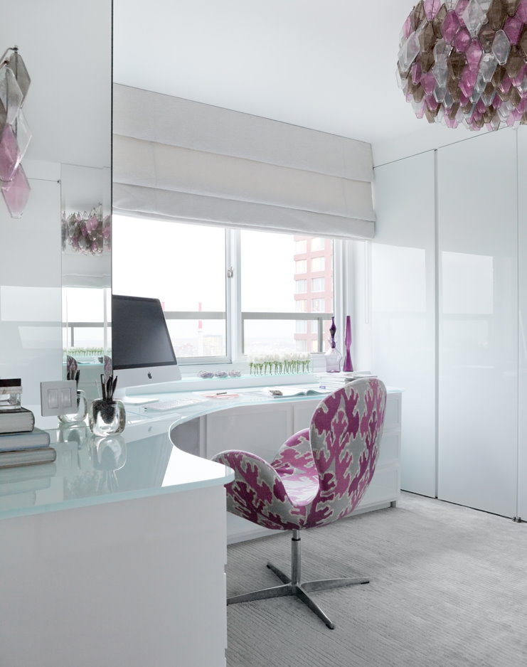 Kaunter akrilik di bilik perempuan