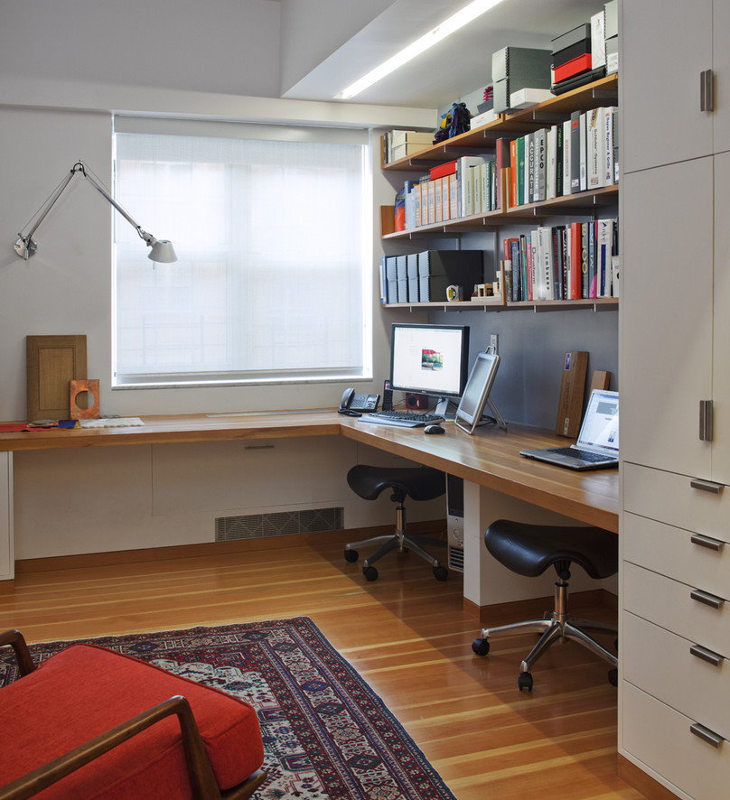 Sudut tingkap meja di ambang bilik remaja