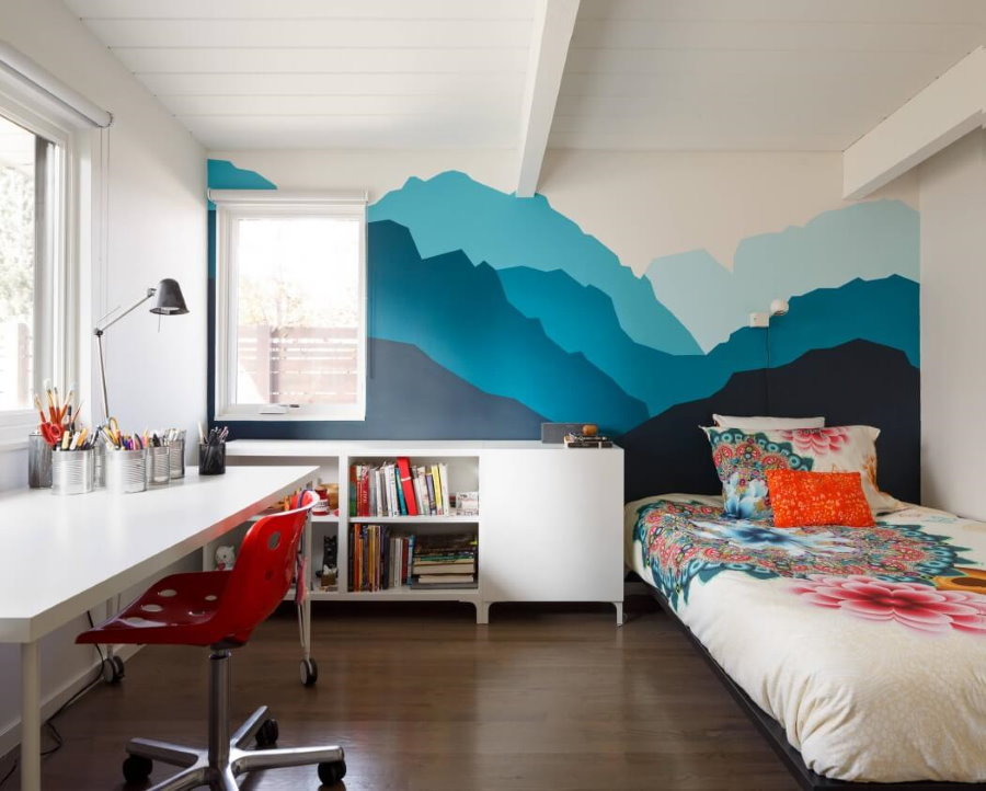 Tingkap putih meja di ambang di bilik lelaki