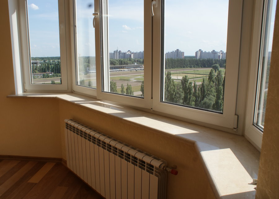 Verwarmingsbatterij op een glazen balkon