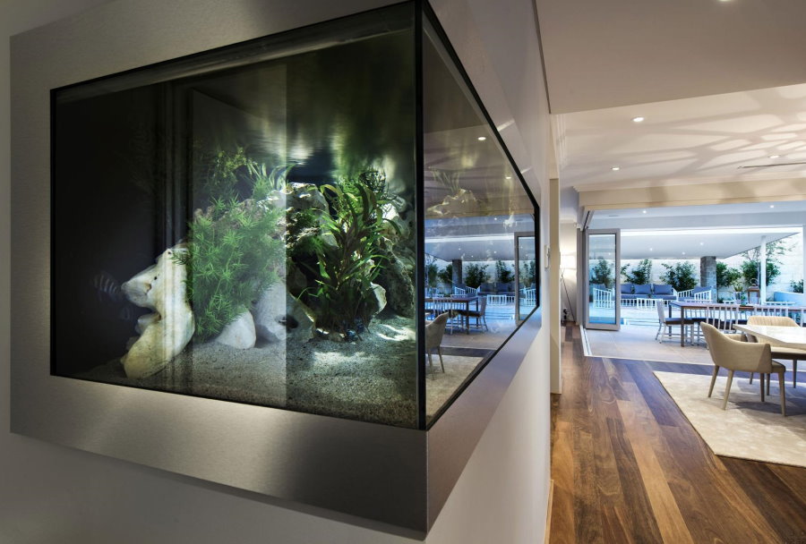 Sudut akuarium terbina dalam terbuat dari kaca terbaja