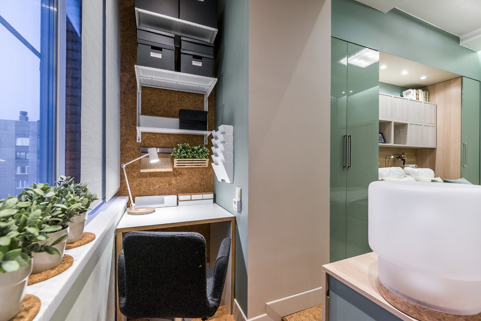 Une petite table pour pratiquer sur la loggia dans la chambre des enfants