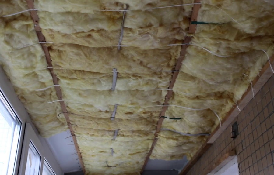 Serrage de la laine minérale au plafond du balcon