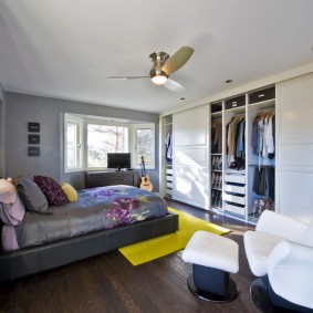 armoire dans une chambre moderne