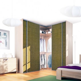 armoire pour une vue d'ensemble de la chambre