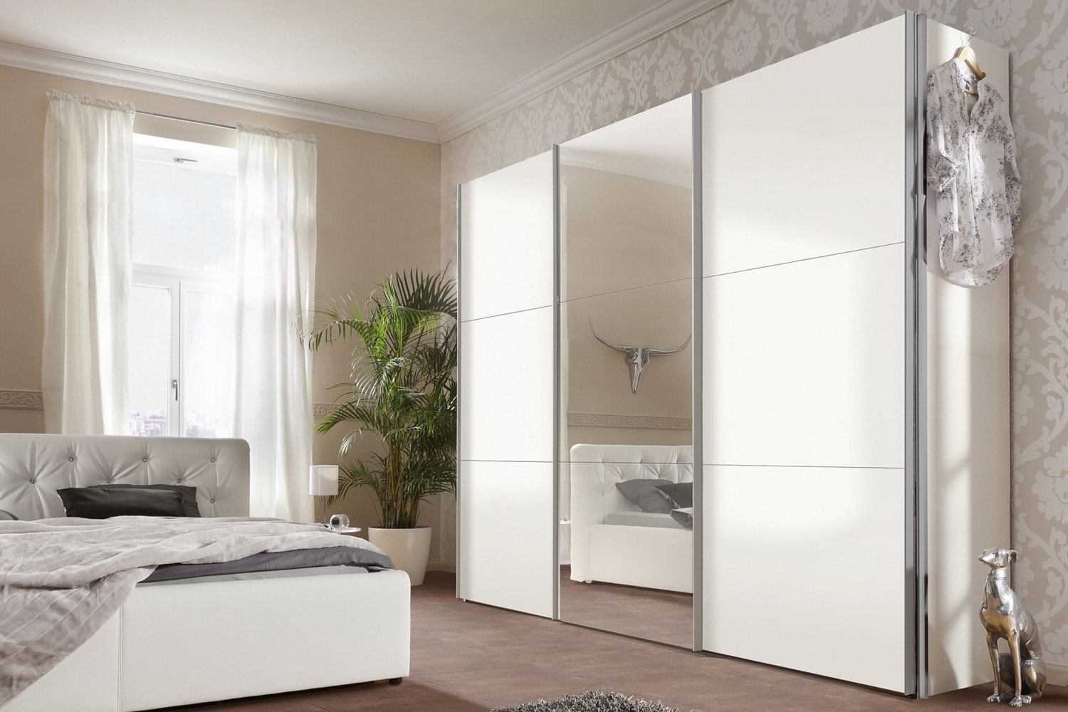 armoire blanche dans la chambre