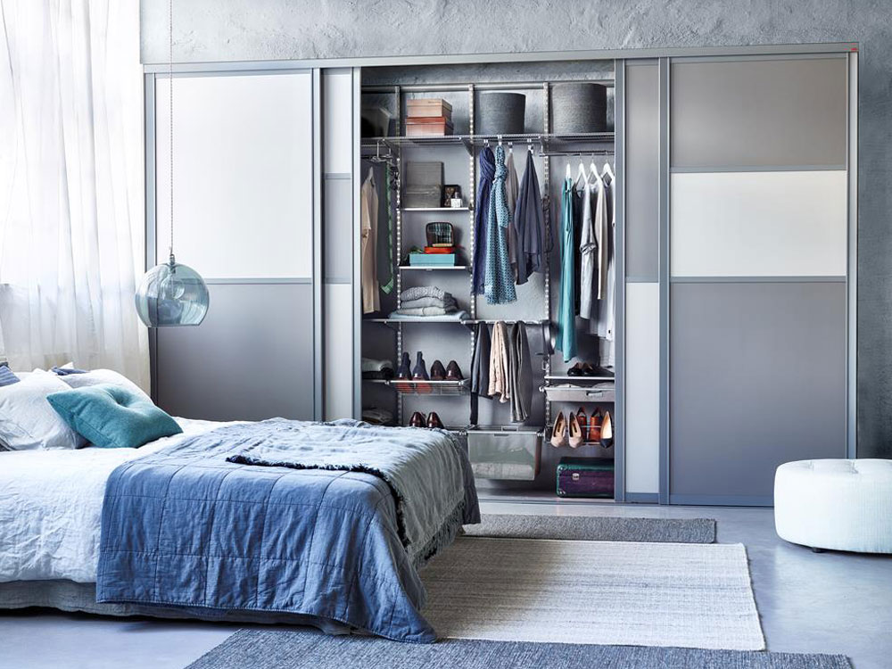 armoire dans le remplissage de la chambre