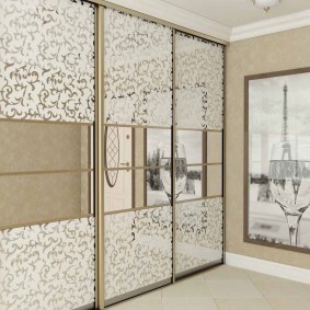 armoire coulissante avec miroir décoratif